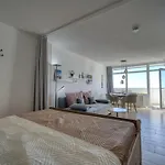 - Haus F, App 0f1401
